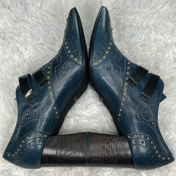 Zinda | Heeled Ankle Booties - Picture 6 of 11
